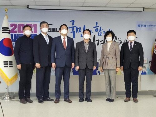 최대집 대한의사협회 회장(왼쪽에서 세번째)와 안철수 국민의당 대표가 18일 대한의사협회에서 코로나19 극복을 위한 간담회를 열고 기념촬영을 하고 있다. [대한의사협회 제공]